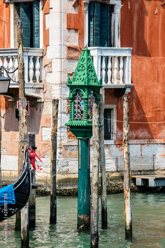 Venezada Italia uma cidade unica com seus canais que são usados como ruas e avenidas com um frenetico vai e vem de embarcações. Uma das cidades mais bonitas da Italia photo