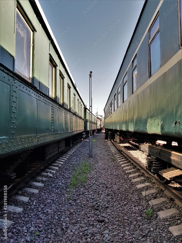 Obraz premium between two trains