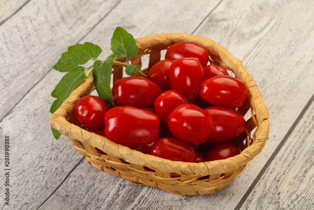 Red cherry tomatoes in the bowl