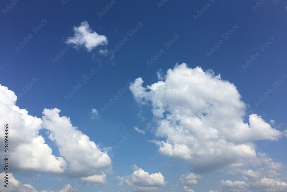 Naklejka premium Beautiful clouds against a blue sky background. Cloud sky. Blue sky with cloudy weather, nature cloud. White clouds, blue sky and sun