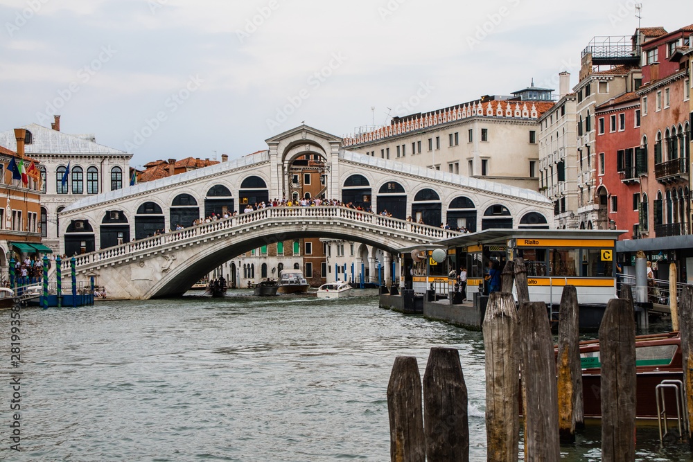 Ponte de Rialto em Florença onde existe hoje varias lojas de joias e outros objetos, Italia