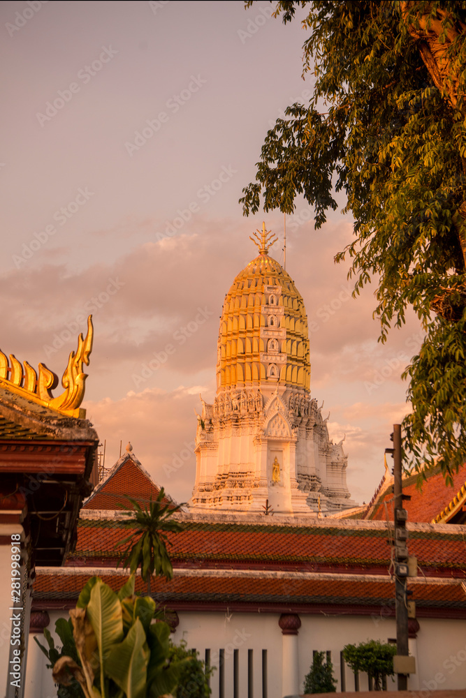 Fototapeta premium THAILAND PHITSANULOK WAT RATANA MAHATHAT
