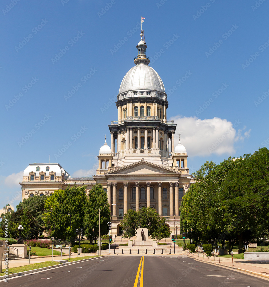 Obraz premium Illinois State Capital, with blue sky and clouds