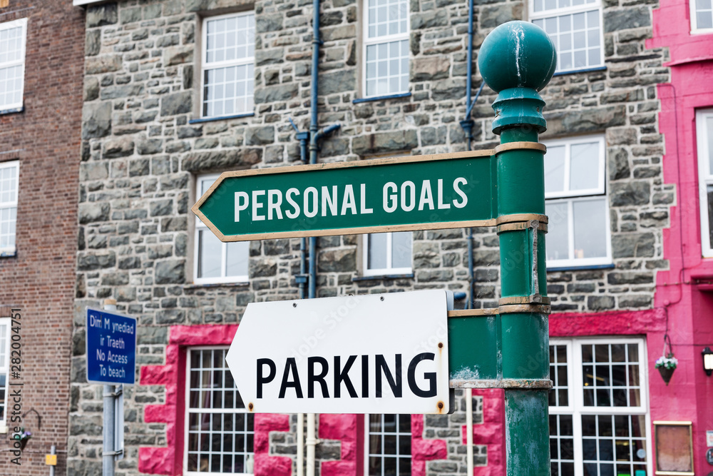Naklejka premium Conceptual hand writing showing Personal Goals. Concept meaning Target set by a demonstrating to influence his efforts Motivation Advertisement concept with empty copy space on the road sign
