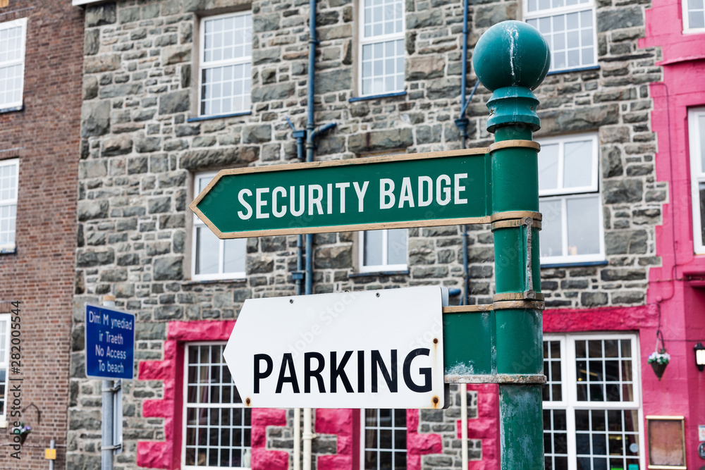 Obraz premium Conceptual hand writing showing Security Badge. Concept meaning Credential used to gain accessed on the controlled area Advertisement concept with empty copy space on the road sign