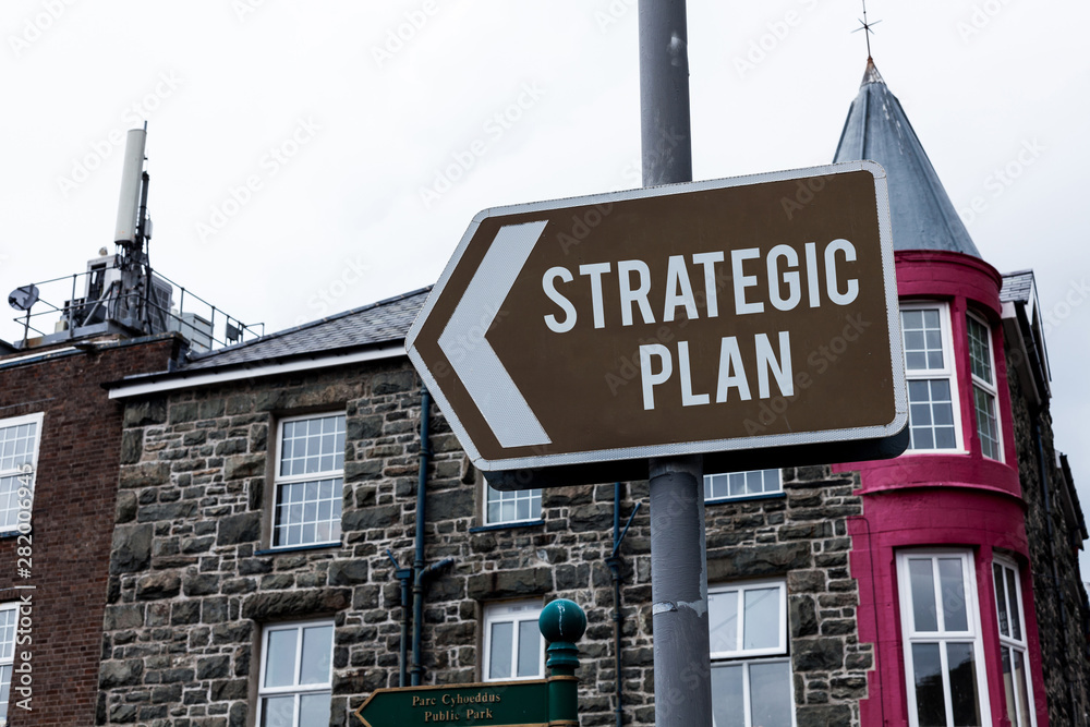 Obraz premium Text sign showing Strategic Plan. Business photo showcasing A process of defining strategy and making decisions Empty street signs on the crossroads with blank copy space