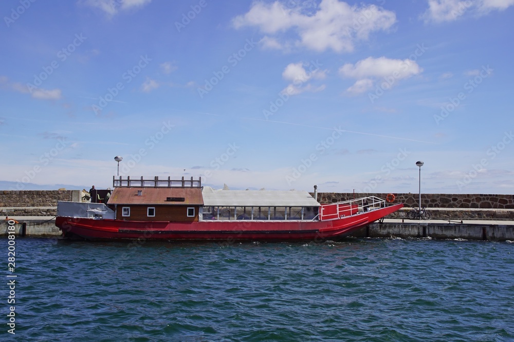 Fischverkaufs- und Imbissboot im Hafen Sassnitz