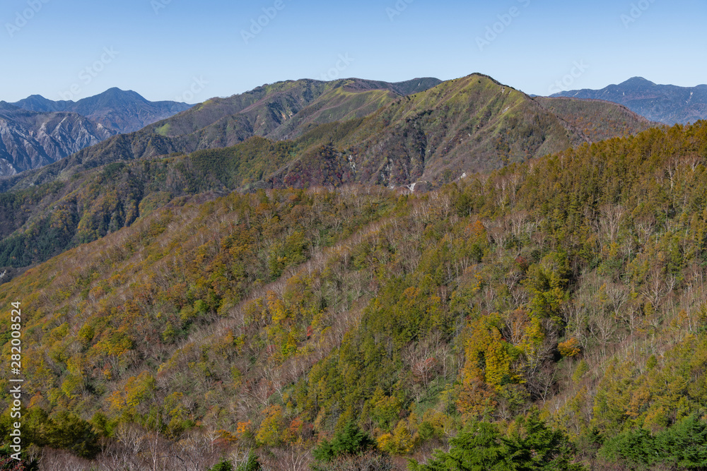 半月山の登りの登山道から見た皇海山と社山