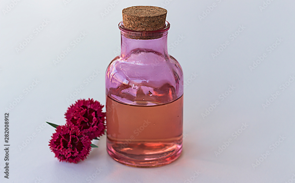 Aceite esencia de claveles en un frasco de cristal Stock Photo Adobe