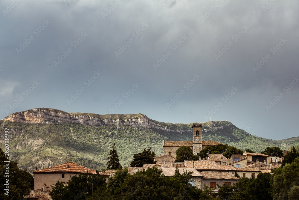 Obraz premium Paysage de montagne et petit village perché de Provence