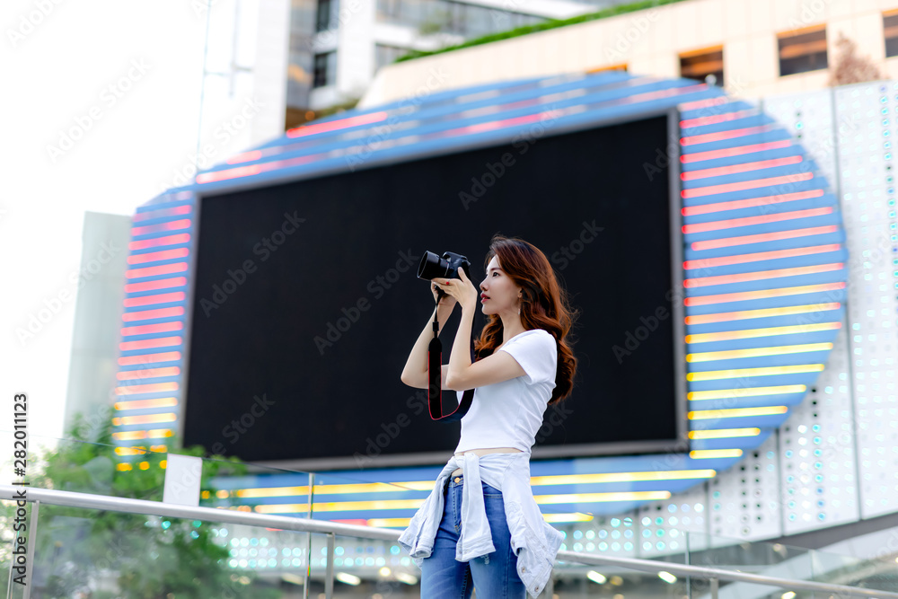 Photographing a young photographer Beautiful and shapely With scenes in different angles Photographing a young photographer Beautiful and shapely With scenes in different angles