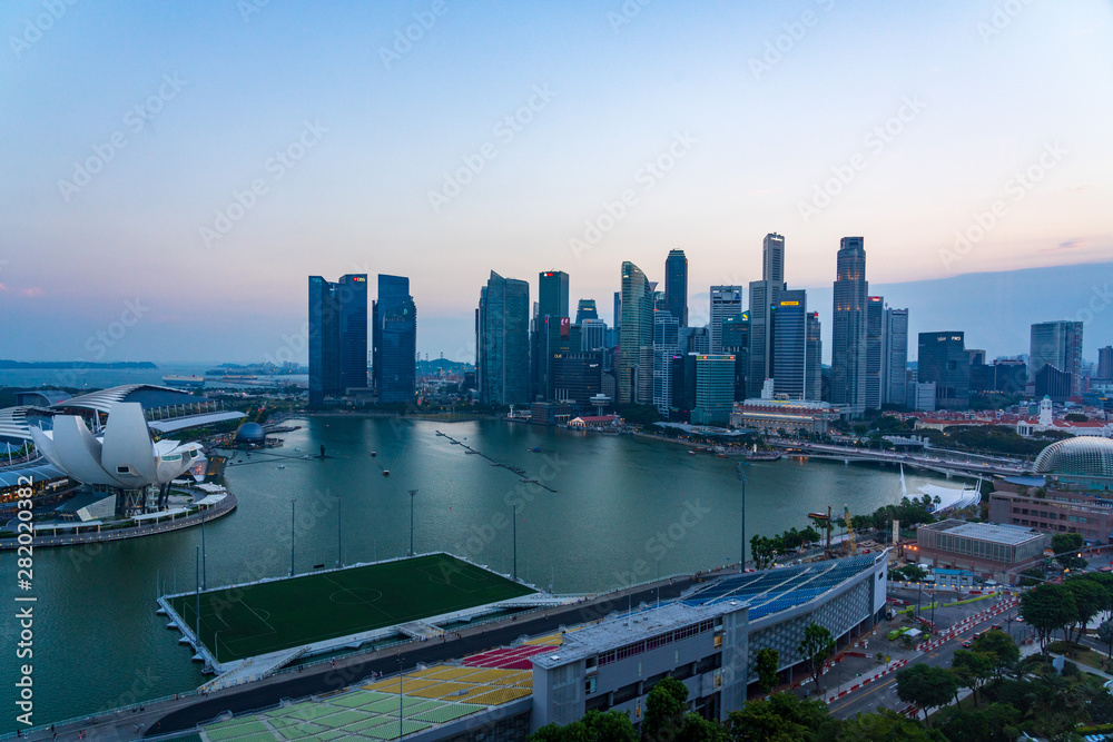 Naklejka premium Singapore cityscape at Magic hour