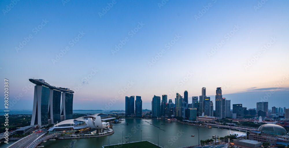 Fototapeta premium Singapore cityscape at Magic hour