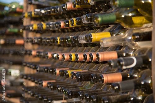 botellas de vino viejas en viñedo