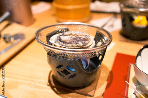 卓上コンロでアワビの踊り焼き 日本流のアワビの食べ方 Stock 写真 Adobe Stock