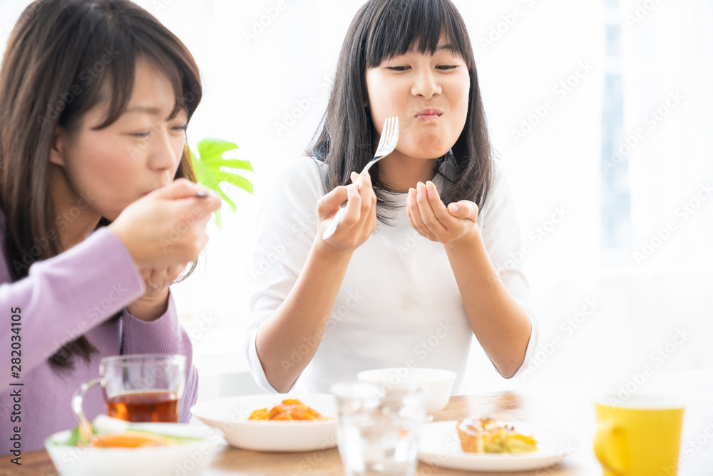 食事をする親子 食事をする親子