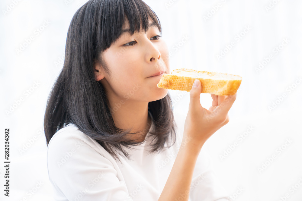 パンを食べる女の子 パンを食べる女の子