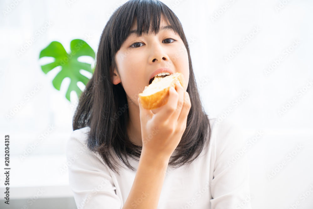 パンを食べる女の子