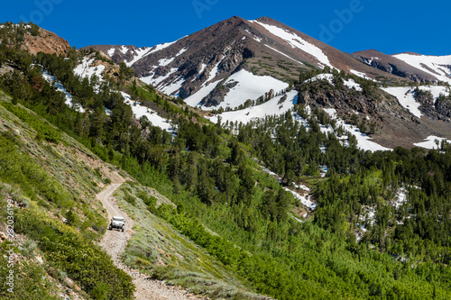 Φωτογραφία jeep on dirt road with mountains