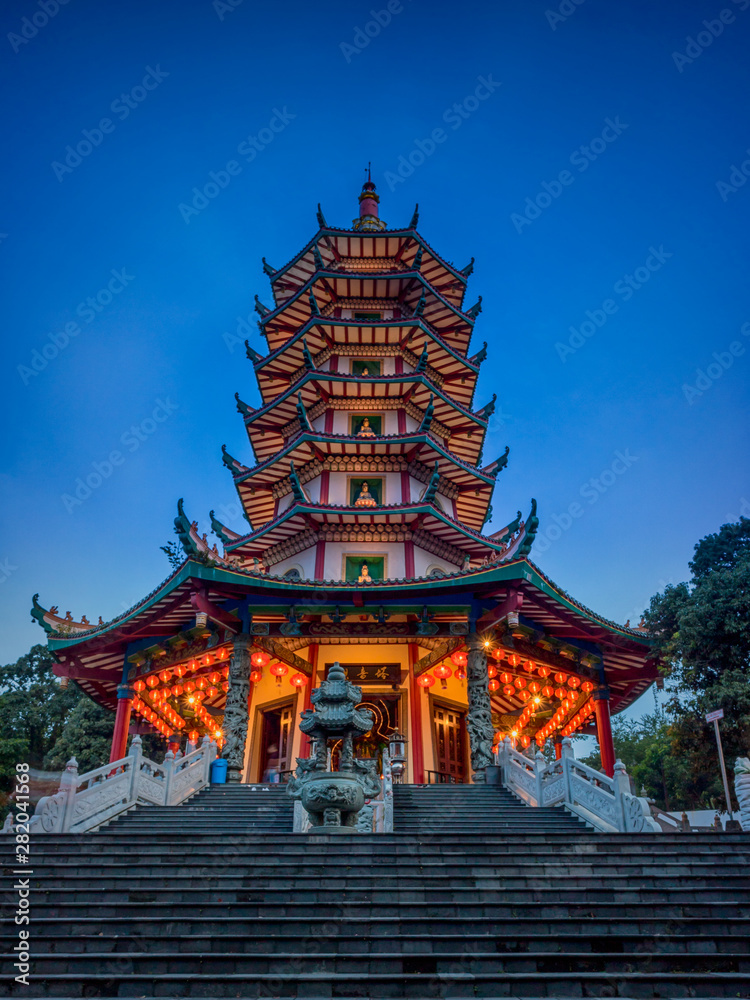 Fototapeta premium Beautiful Blue Hour at Pagoda Avalokitesvara Buddhagaya