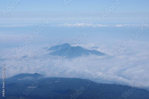 雲海の中に浮かぶ山 © TeTsumi
