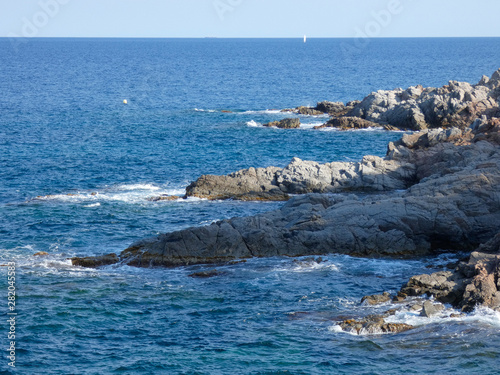 Costa brava catalana, al norte de Cataluña, costa abrupta llena de playas y roca. Costa Brava. Cielo azul, mar azul
