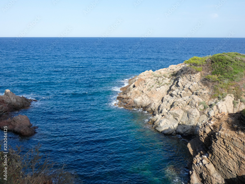 Costa brava catalana, al norte de Cataluña, costa abrupta llena de playas y roca. Costa Brava. Cielo azul, mar azul