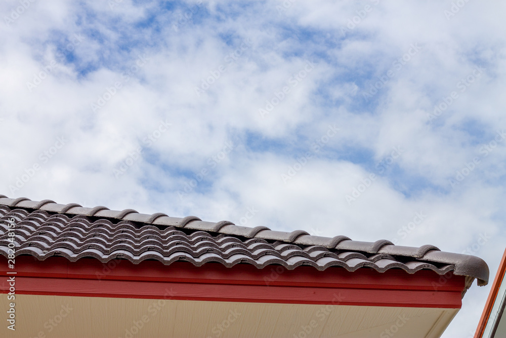 Naklejka premium The gable roof with the sky with clouds background.