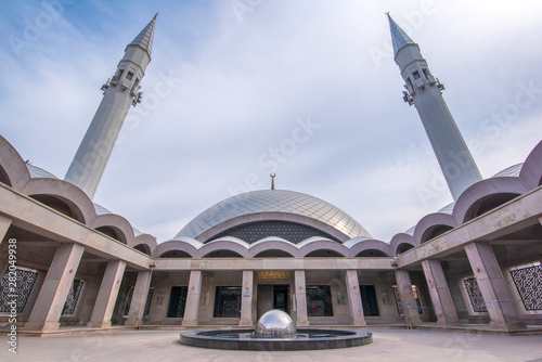 Tableau sur toile Sakirin Mosque (Turkish: Sakirin Camii), a modern mosque located at one of the entrances of Karacaahmet Cemetery in Uskudar district