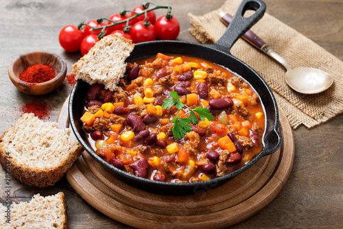 Canvas Print Traditional mexican dish chili con carne with minced meat and red beans