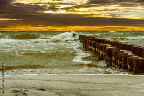 Ostseestrand mit Wellen auf dem Dar   Sonnenuntergang