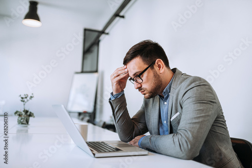 Foto Businessman stressed out at work in casual office