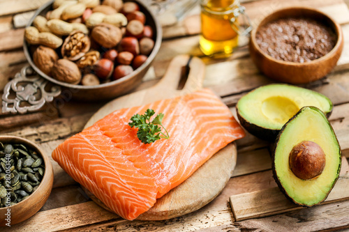 sélection saumon, avocat et graines (table bois flotté moderne)