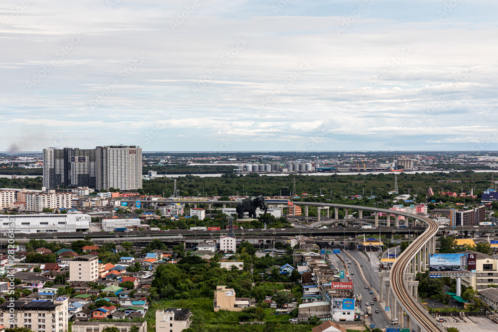 Obraz premium BANGKOK, THAILAND - July 20 : BTS Skytrain or The Bangkok Mass Transit System running on sukhumvit-Pak Nam line on July 20, 2019 in Bangkok. 