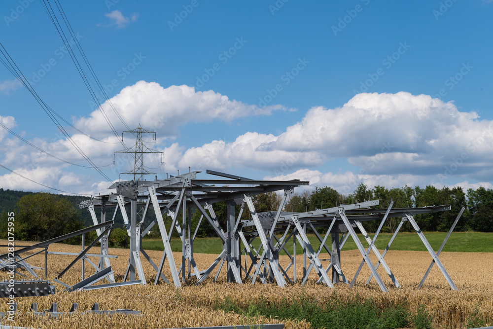 Baustelle für den Aufbau eines Strommast Baustelle für den Aufbau eines Strommast