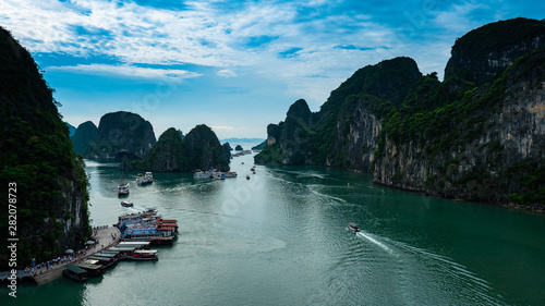 Vietnam Halong Bay boat tour © Fabian