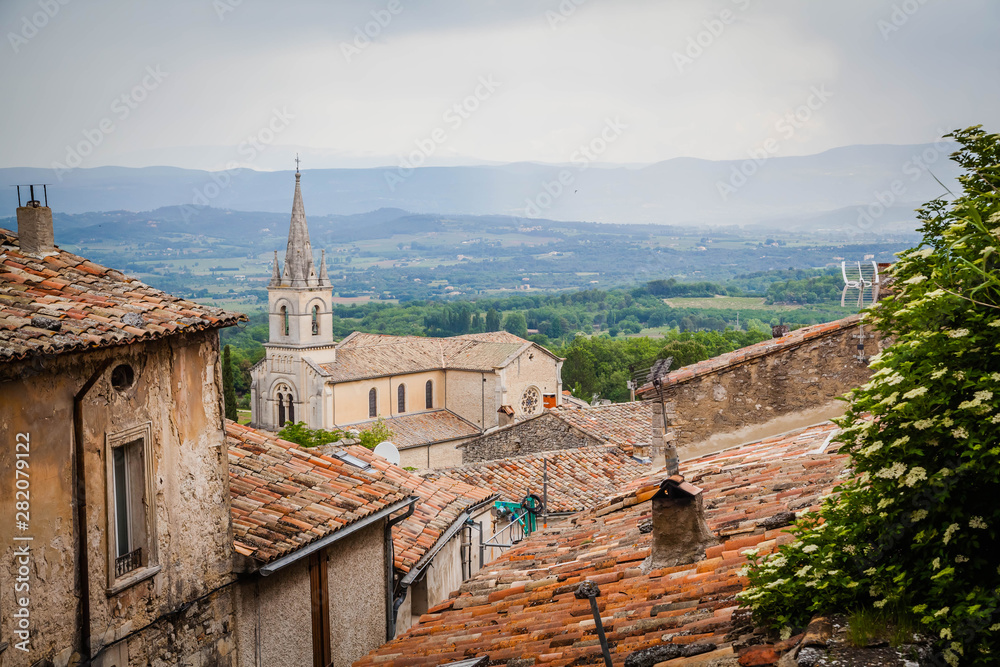 Fototapeta premium View over the roofs of Bonnieux, a small village in Provence