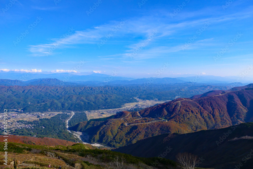 中部山岳国立公園。八方尾根より白馬村を見下ろす。白馬　長野　日本。１０月下旬。