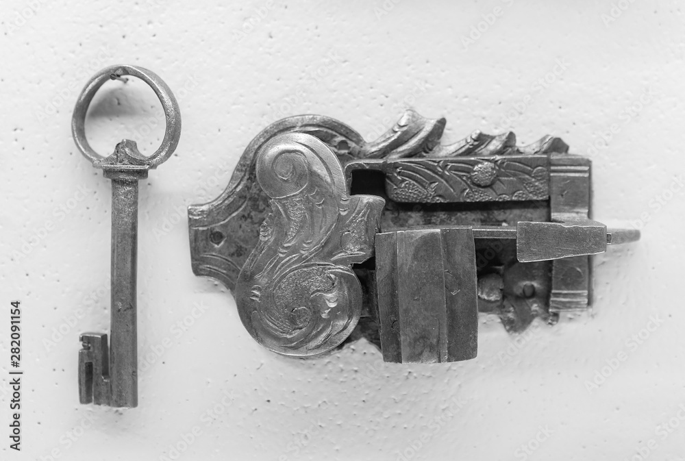 serrature antiche per porte e bauli di castelli Stock Photo | Adobe Stock