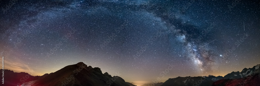 Naklejka Droga Mleczna łuk gwiaździste niebo w Alpach, Masyw des Ecrins, ośrodek narciarski Briancon Serre Chevalier, Francja. Panoramiczny widok na pasmo górskie i lodowce, astrofotografie, obserwacje gwiazd