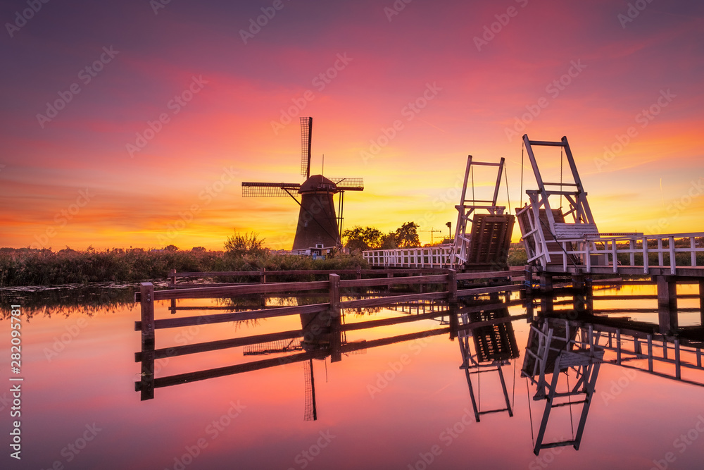 Sunset with Dutch windmills in Kinderdijk Sunset with Dutch windmills in Kinderdijk