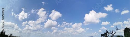 Der blaue Himmel mit Wolken als Panorama