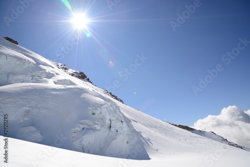 Paesaggio naturale della cima del monte rosa delle alpi italiane con il ghiacciaio del Lys in una giornata soleggiata 