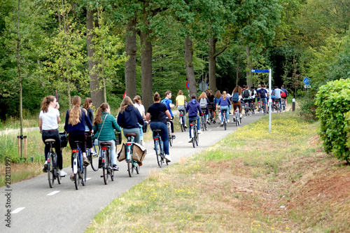 Jugendliche Teenager Gruppe auf Fahrradtour