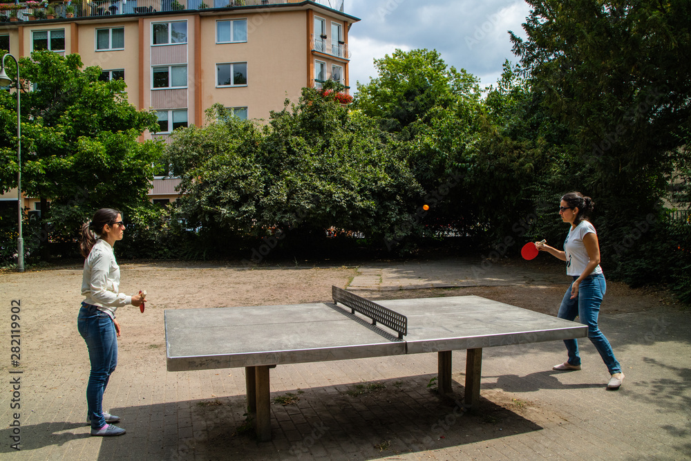 Jogo de ping pong ou tenis de mesa em um parque, em Dusseldorf na Alemanha,  Europa foto de Stock | Adobe Stock