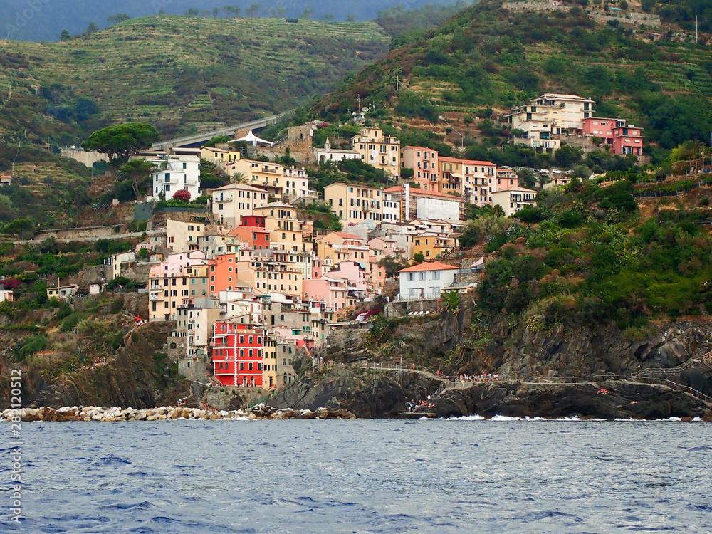 Cinque Terre - Liguria - Il borgo di Riomaggiore visto dal mare