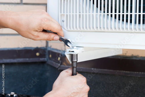 Fotografie installation of the outdoor unit air conditioner