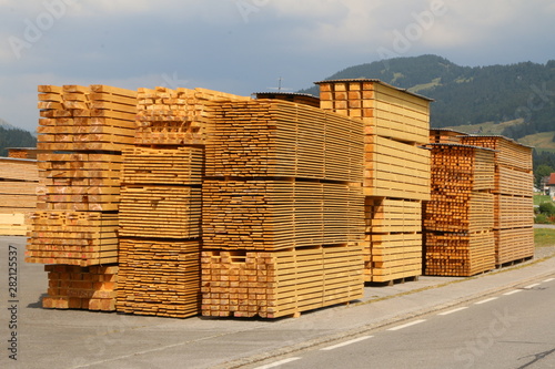 Im Sägewerk, gestapeltes Bauholz
