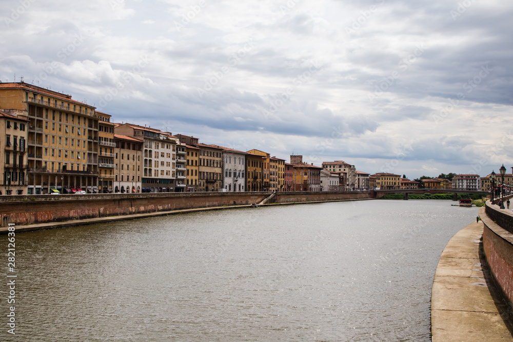 Rio Arno que corta a cidade de Pisa muito famosa por sua torre inclinada, Italia
