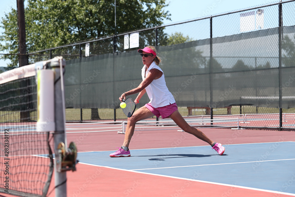 Obraz premium A mixed doubles team competes in a pickleball tournament